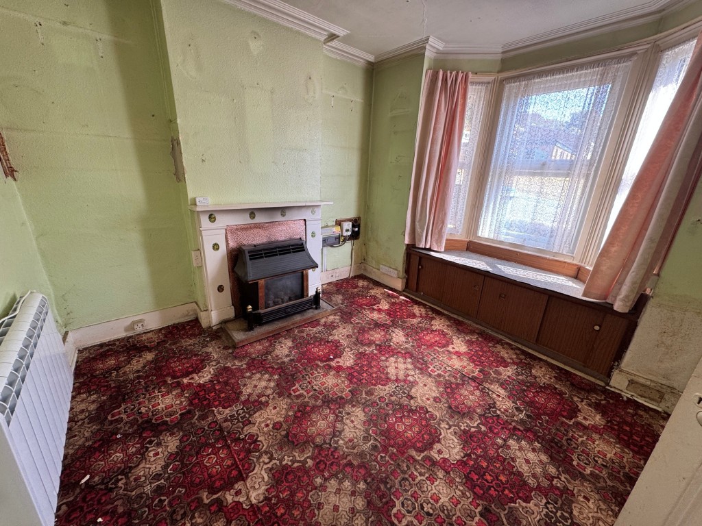 Lot: 185 - TERRACE HOUSE FOR IMPROVEMENT - Living room